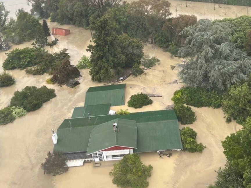 طائرة هليكوبتر وطاقم NH90 ينتشلون الناس من أسطح منازلهم في وادي إسك بنيوزيلندا- 14 فبراير 2023 - via REUTERS