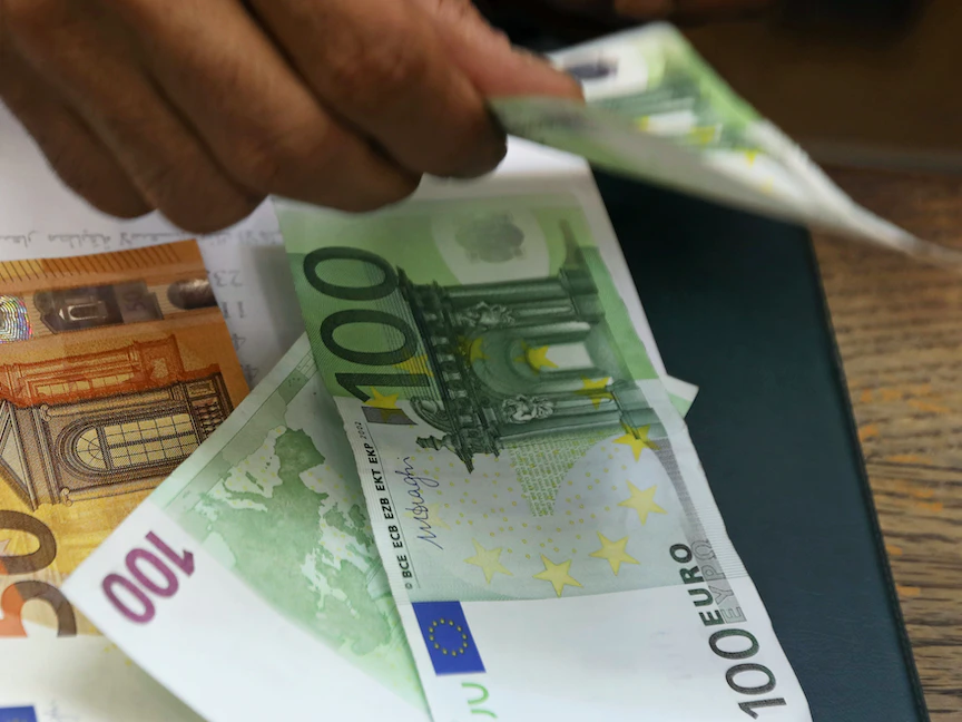 عملات ورقية لليورو في إحدى شركات الصرافة بالعاصمة المصرية القاهرة - REUTERS