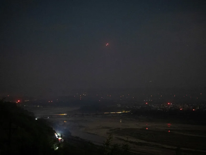 منظومة الدفاع الجوي الهندية تعرض صواريخ مع انقطاع التيار الكهربائي بعد انفجارات متعددة في مدينة جامو. 9 مايو 2025 - REUTERS