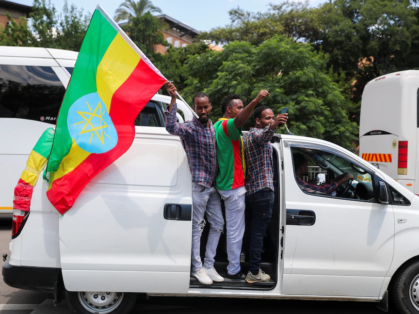 إثيوبيون يعيشون في جنوب إفريقيا خلال احتجاج على التهديدات بفرض عقوبات أميركية بسبب الحرب في شمال إثيوبيا، بريتوريا - 29 نوفمبر 2021 - REUTERS