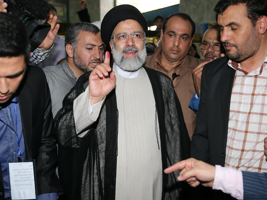 إبراهيم رئيسي عقب الإدلاء بصوته في الانتخابات الرئاسية الإيرانية. 19 مايو 2017 - REUTERS