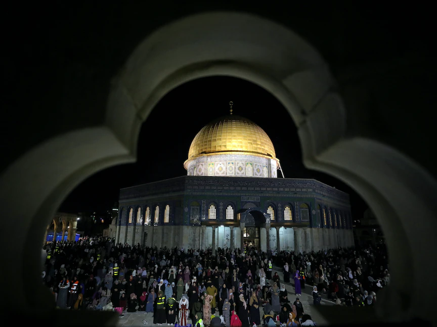 مسجد قبة الصخرة يظهر من خلال شباك مبني على التراث الإسلامي. 8 مايو 2021 - REUTERS