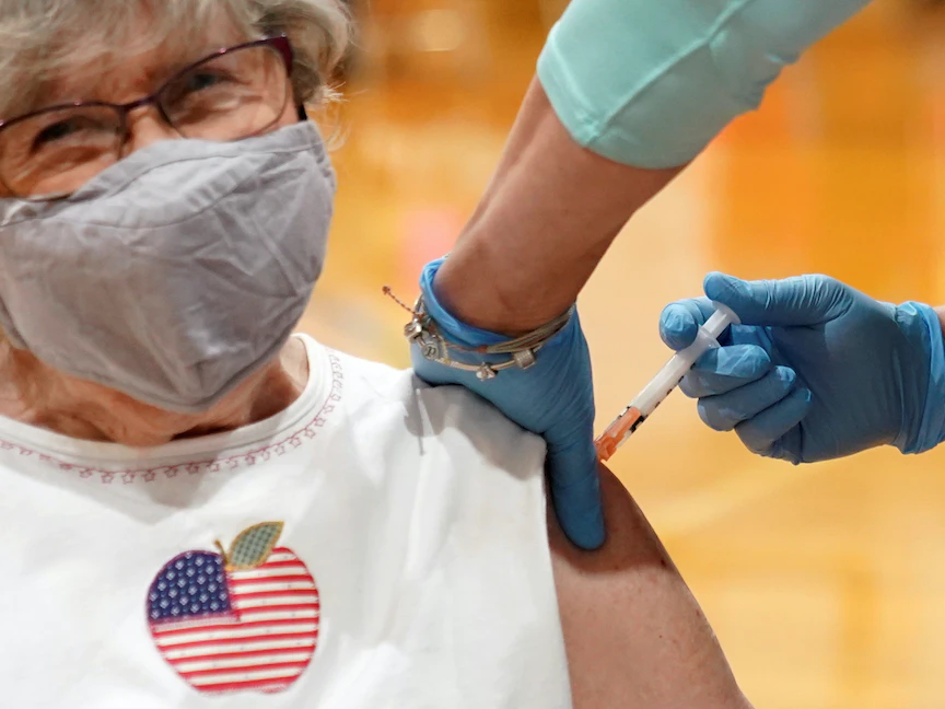 إحدى المسنات في ولاية فرجينيا الغربية بالولايات المتحدة تتلقى التطعيم ضد فيروس كورونا - REUTERS
