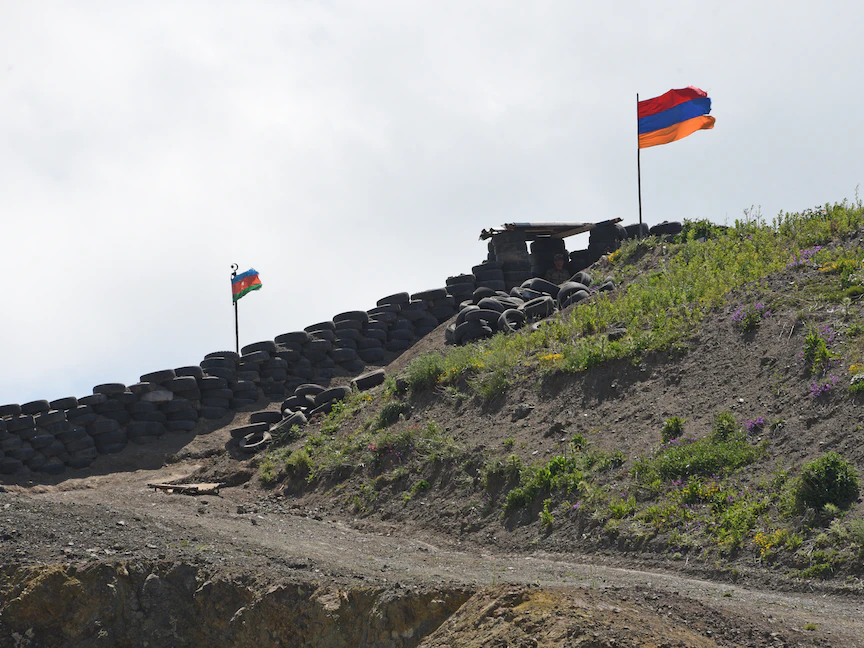 صورة ملتقطة من قرية سوتك في أرمينيا تظهر العلمين الأذربيجاني (يسار) والأرميني في نقطة حدودية بين البلدين 18 يونيو 2021 - AFP