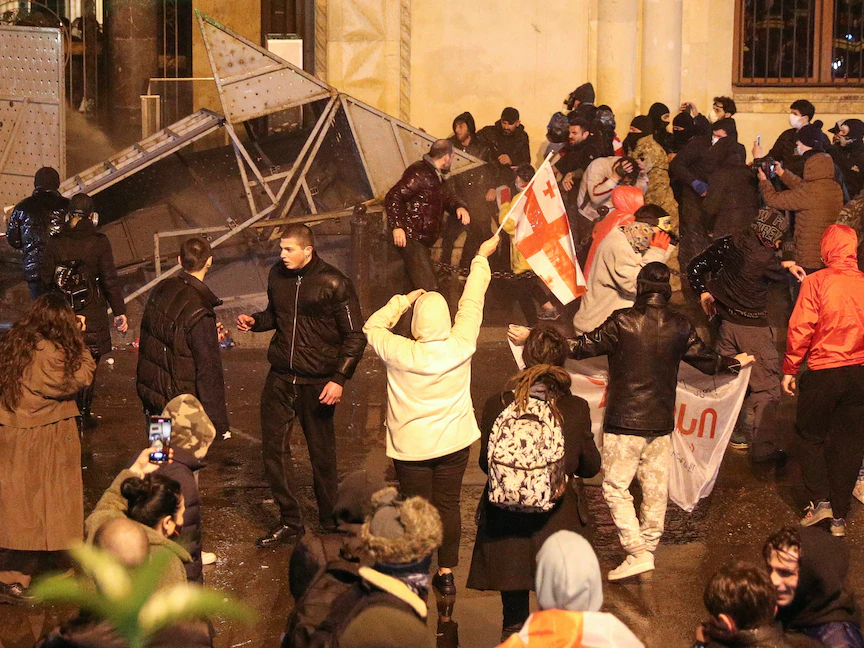 متظاهرون تجمعوا أمام البرلمان في العاصمة الجورجية تبليسي ضد مشروع قانون "العميل الأجنبي". 8 مارس 2023 - REUTERS