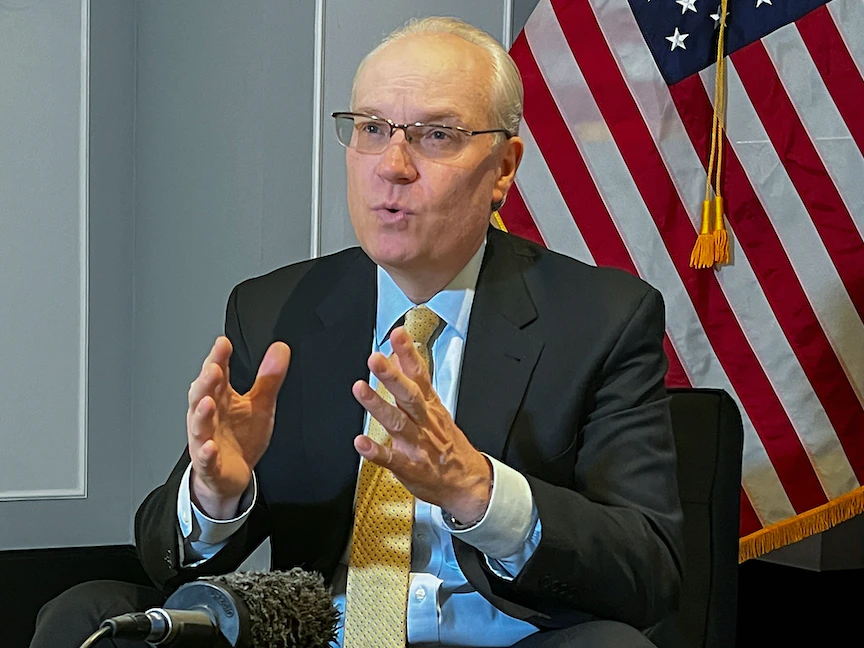 المبعوث الأميركي إلى اليمن تيموثي ليندركينج في لقاء مع وكالة "رويترز" في العاصمة الأردنية عمّان. 2 أبريل 2022 - REUTERS