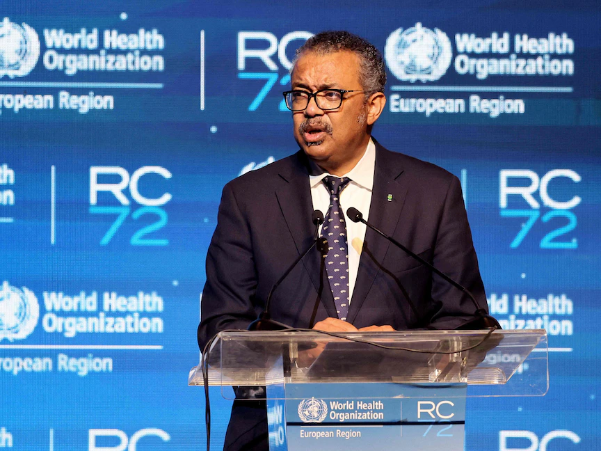 المدير العام لمنظمة الصحة العالمية تيدروس أدهانوم يلقي كلمة خلال الدورة 72 للجنة الإقليمية لأوروبا التابعة للمنظمة في مدينة تل أبيب الإسرائيلية- 12 سبتمبر 2022 - AFP