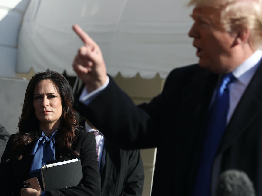 السكرتيرة الصحفية للبيت الأبيض ستيفاني جريشام تتابع حديثاً للرئيس الأمريكي دونالد ترمب في واشنطن. 8 نوفمبر 2019. - Getty Images