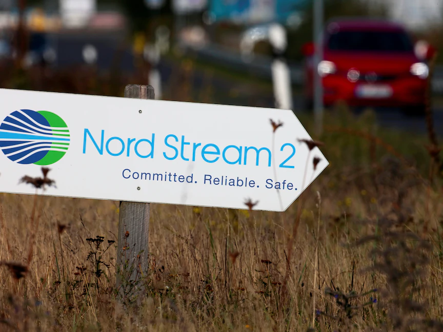 لافتة طريق تشير إلى فرع لخط الغاز "نورد ستريم 2" في لوبمين بألمانيا - 10 سبتمبر 2020 - REUTERS