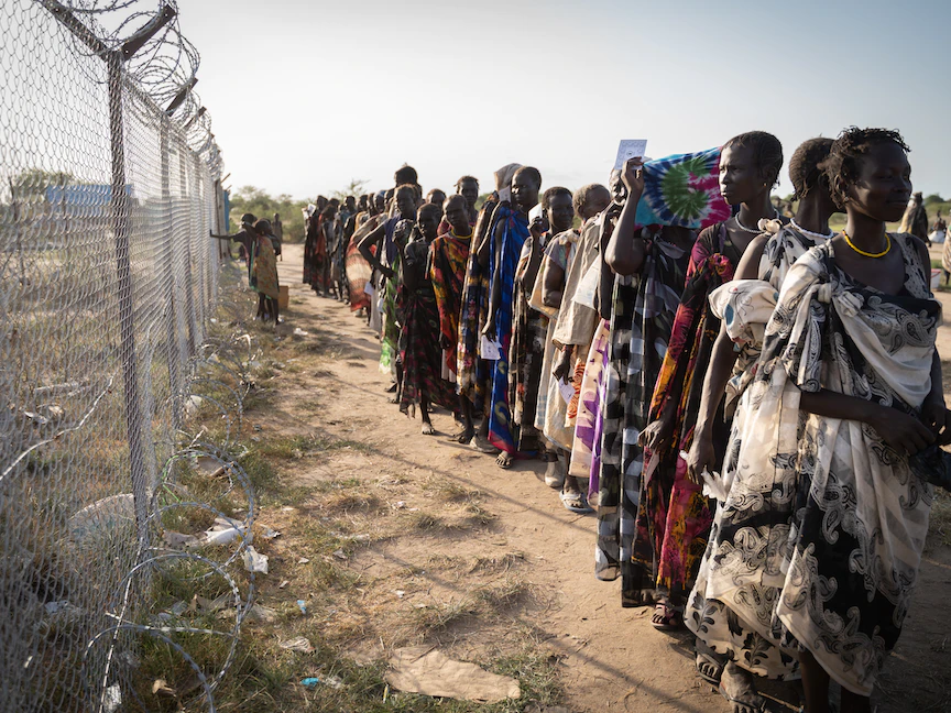 سيدات ينتظرن في طابور لتوزيع الغذاء من قبل برنامج الغذاء العالمي في جوموروك جنوب السودان، 10 يونيو 2021. - AFP