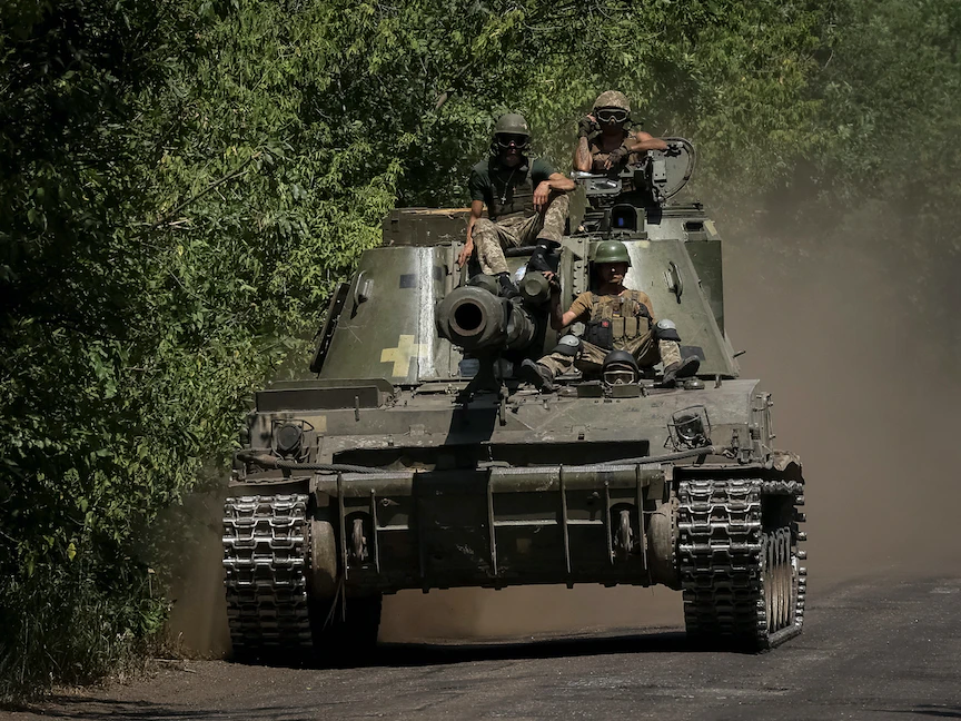 جنود أوكرانيون على متن مدفع "هاوتزر" ذاتي الحركة في منطقة دونيتسك شرقي أوكرانيا - 8 يوليو 2022 - REUTERS