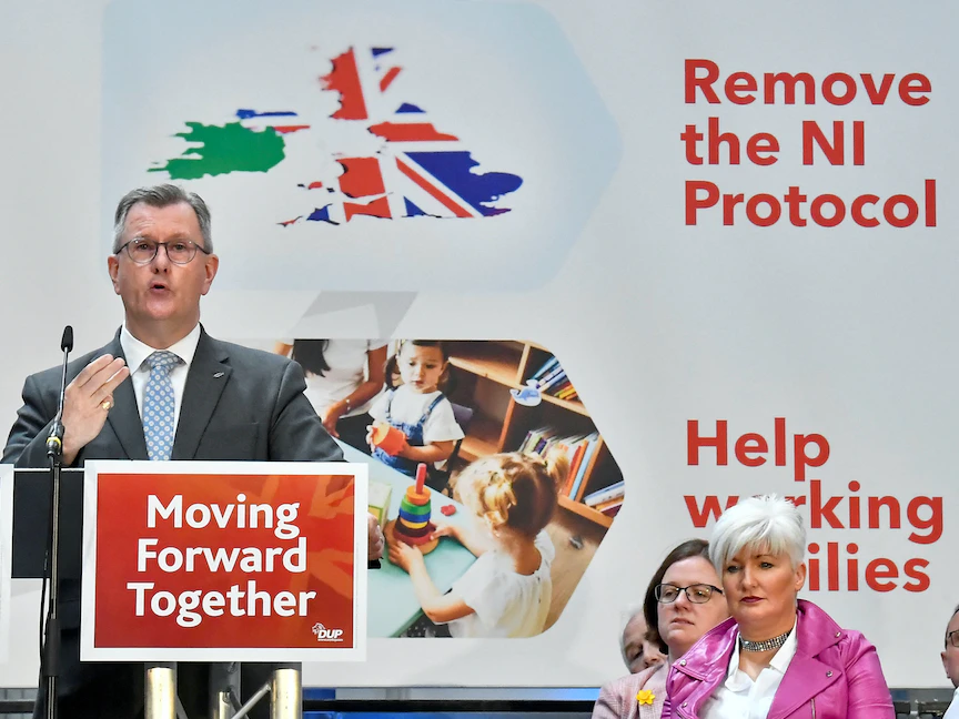 زعيم الحزب الوحدوي الديمقراطي في إيرلندا الشمالية السير جيفري دونالدسون خلال مؤتمر حزبي في كريجافون، إيرلندا الشمالية - 28 أبريل 2022 - REUTERS