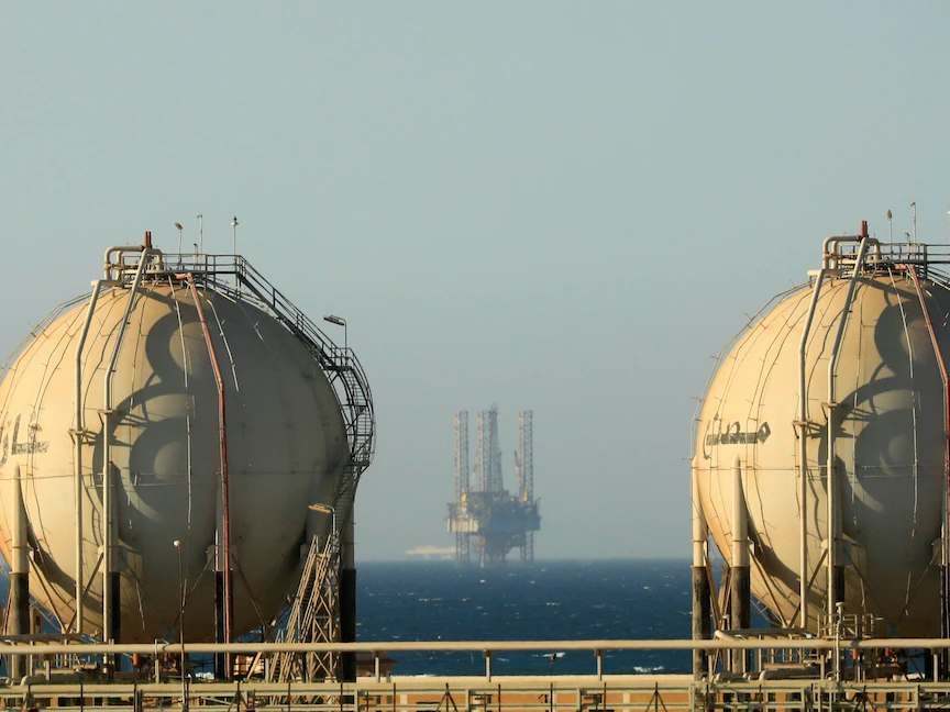 صهاريج لتخزين الغاز بمحطة قرب خليج السويس على الطريق الصحراوي خارج القاهرة - REUTERS