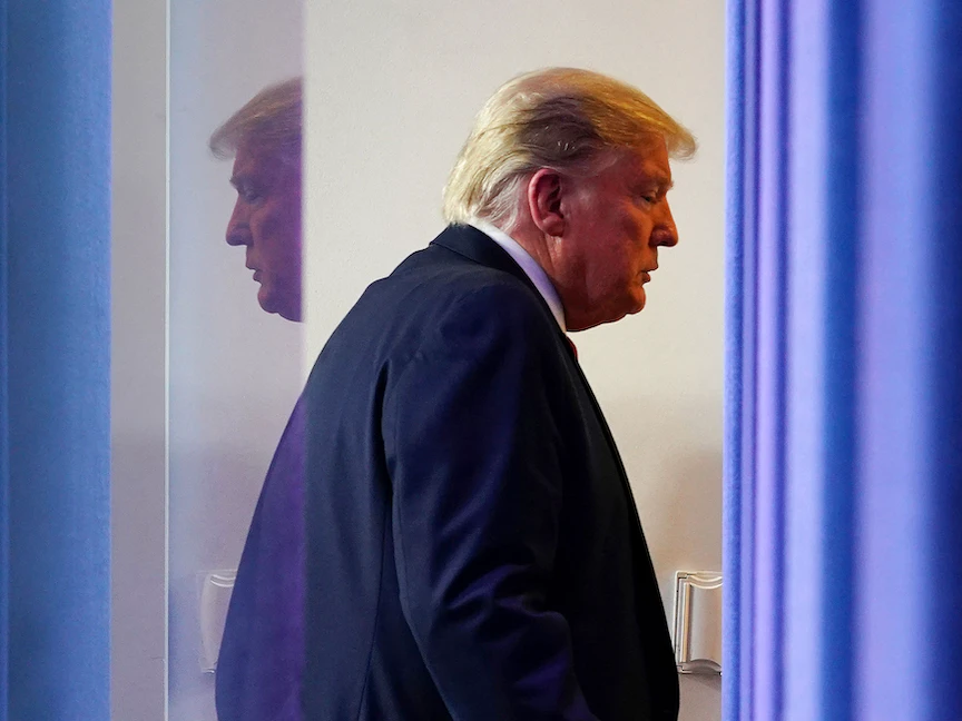 الرئيس الأميركي السابق دونالد ترمب بعد حديثه في المؤتمر الصحافي اليومي بالبيت الأبيض، 13 أبريل 2020 - AFP