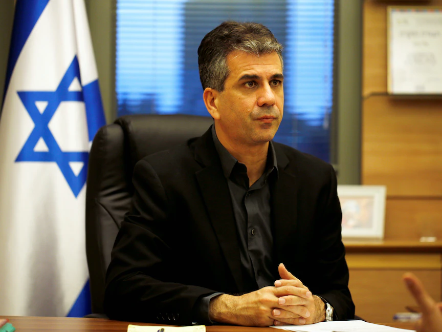 وزير المخابرات الإسرائيلي الحالي إيلي كوهين في مكتبه بالكنيست عندما كان وزيراً للاقتصاد- 22 نوفمبر 2017 - REUTERS