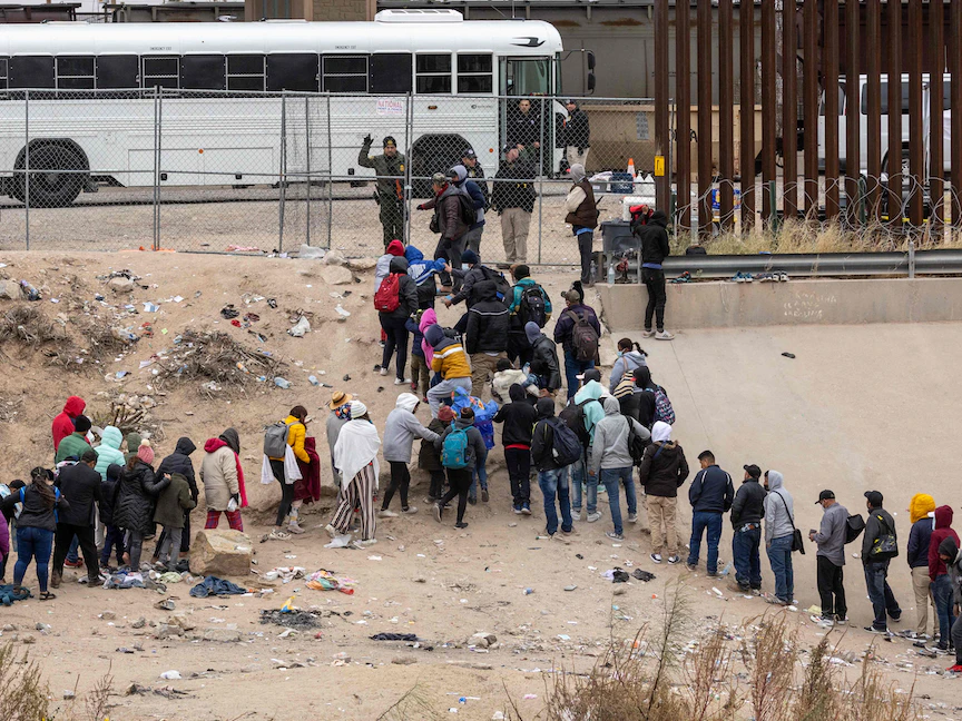 مهاجرون يطلبون اللجوء يسلمون أنفسهم إلى عناصر حرس الحدود الأميركية، تكساس- 18 ديسمبر 2022 - Getty Images via AFP