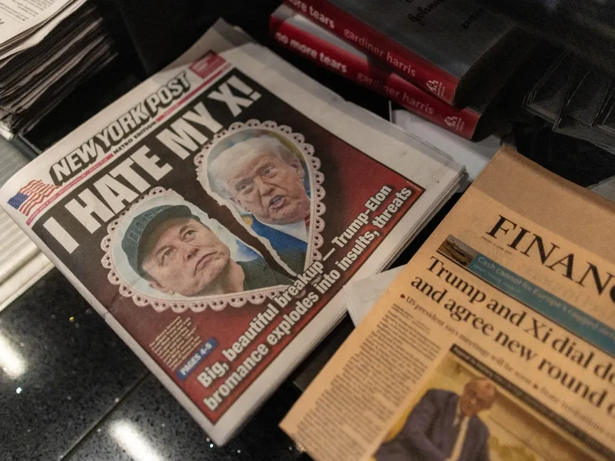 صحيفة "نيويورك بوست" الأميركية في متجر بمطار رونالد ريجان الوطني في واشنطن وضعت صورتي الرئيس دونالد ترمب والملياردير إيلون ماسك على الصفحة الأولى- 6 يونيو 2025 - Reuters