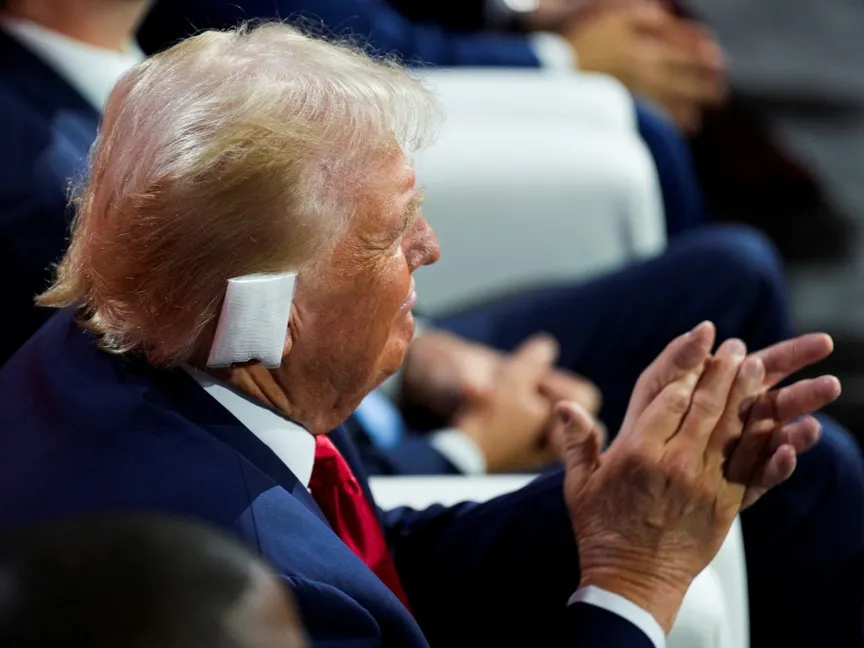 الرئيس الأميركي السابق دونالد ترمب يصفق خلال اليوم الأول من المؤتمر الوطني للحزب الجمهوري في ميلواكي. 15 يوليو 2024 - REUTERS