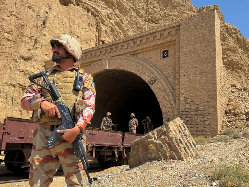 جنود من الجيش الباكستاني يقفون عند نفق حيث تعرض قطار جعفر إكسبريس لهجوم على يد مسلحين انفصاليين، في بولان، بلوشستان، باكستان. 15 مارس 2025 - REUTERS
