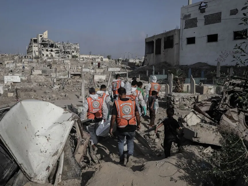 فرق الدفاع المدني تحمل جثثاً في مدينة غزة شمال القطاع. 24 أكتوبر 2025 - Bloomberg