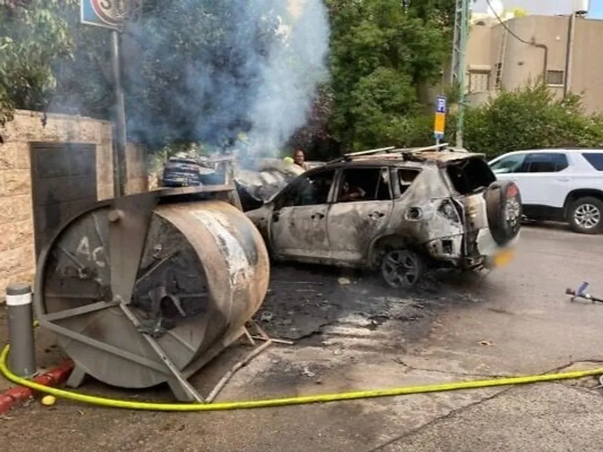 سيارة تعرضت لأضرار بالغة بعد إشعال النار في حاوية، القدس المحتلة. 3 سبتمبر 2025 - times of israel