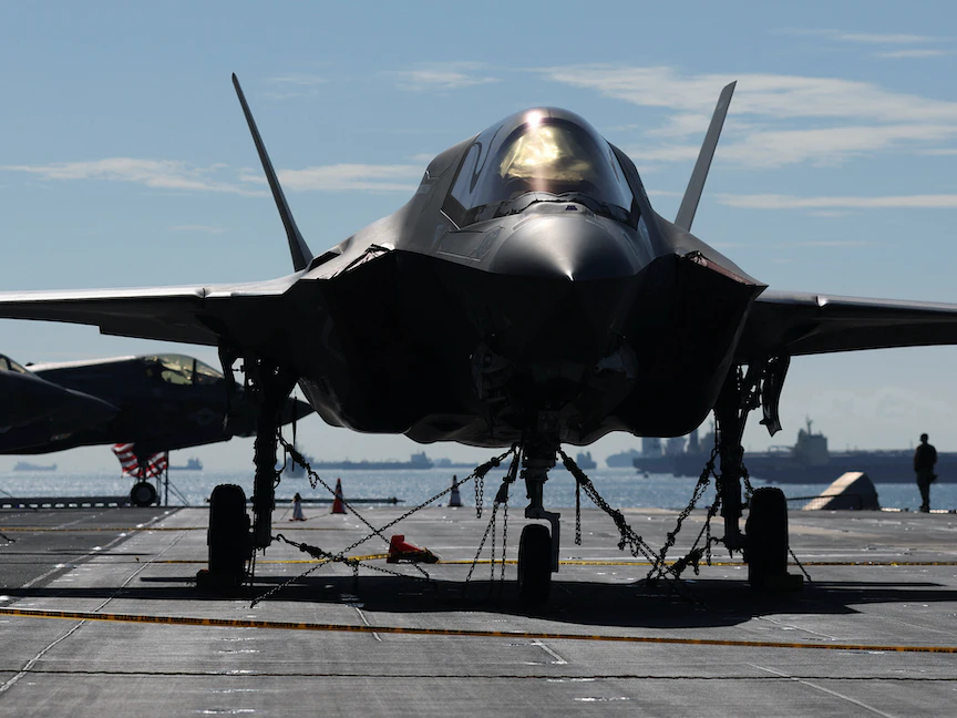 مقاتلة أميركية من طراز F-35 Lightning II على سفينة هجومية برمائية في قاعدة شانجي البحرية بسنغافورة - 1 سبتمبر 2022 - REUTERS