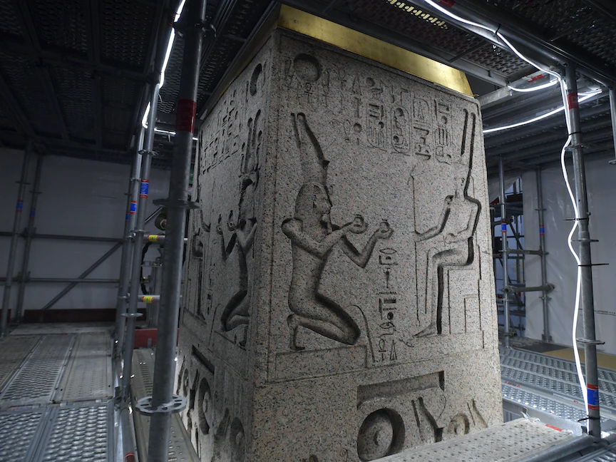 حروف من اللغة الهيروغليفية المصرية منقوشة على مسلة فرعونية أثناء ترميمها في ساحة الكونكورد، باريس، فرنسا - 17 يناير 2022 - AFP