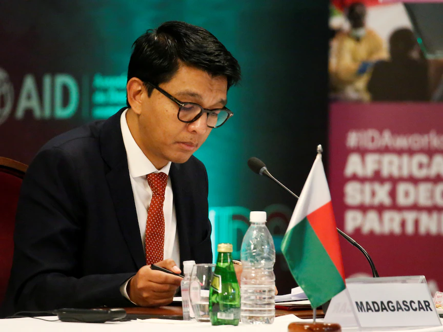 رئيس مدغشقر أندري راجولينا خلال اجتماع في أبيدجان - 15 يوليو 2021 - REUTERS