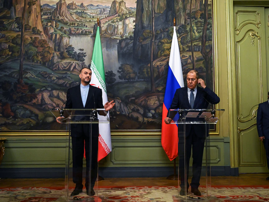 وزير الخارجية الروسي سيرجي لافروف ونظيره الإيراني حسين أمير عبد اللهيان في موسكو - 6 أكتوبر 2021 - REUTERS