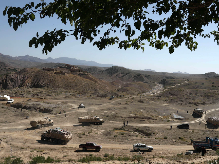 شاحنات تحمل مساعدات باتجاه المناطق المتضررة من الزلزال شرقي أفغانستان - 25 يونيو 2022 - REUTERS