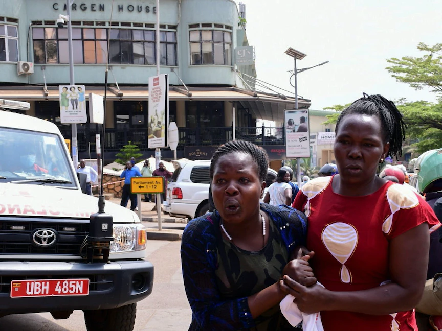 سيدة أوغندية يبدو على وجهها الهلع في مكان وقوع الانفجار بكمبالا - 16 نوفمبر 2021 - REUTERS