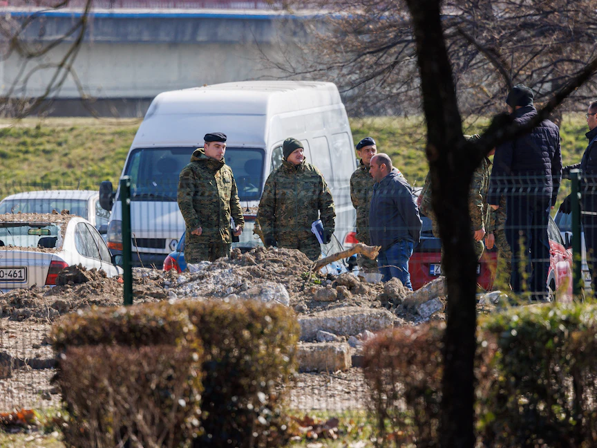 ضباط من الشرطة والجيش الكرواتي في موقع تحطم طائرة بدون طيار بالعاصمة زغرب- 11 مارس 2022 - REUTERS