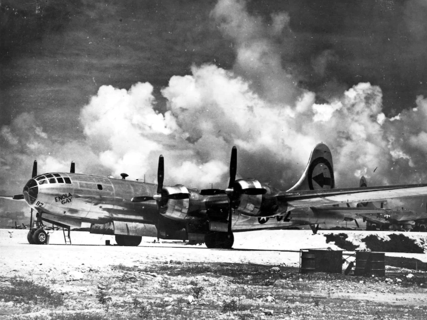 طائرة B-29 المعروفة باسم "إينولا جاي" على مدرج جزيرة تينيان في جزر مارياناس بالمحيط الهادئ - defense.gov