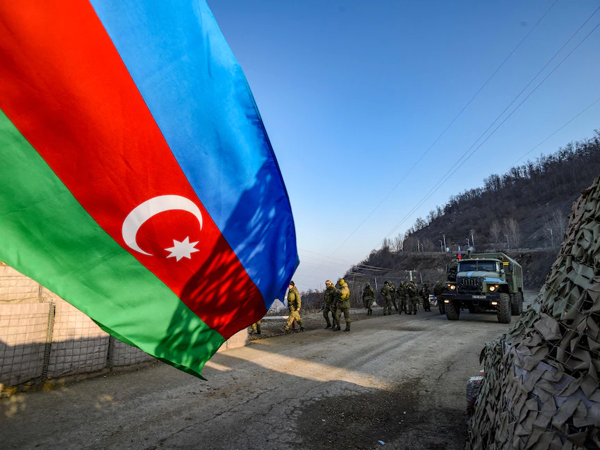 قوات حفظ سلام روسية عند ممر لاتشين الرابط بين إقليم ناجورنو قره باغ وأرمينيا. 26 ديسمبر 2022 - AFP