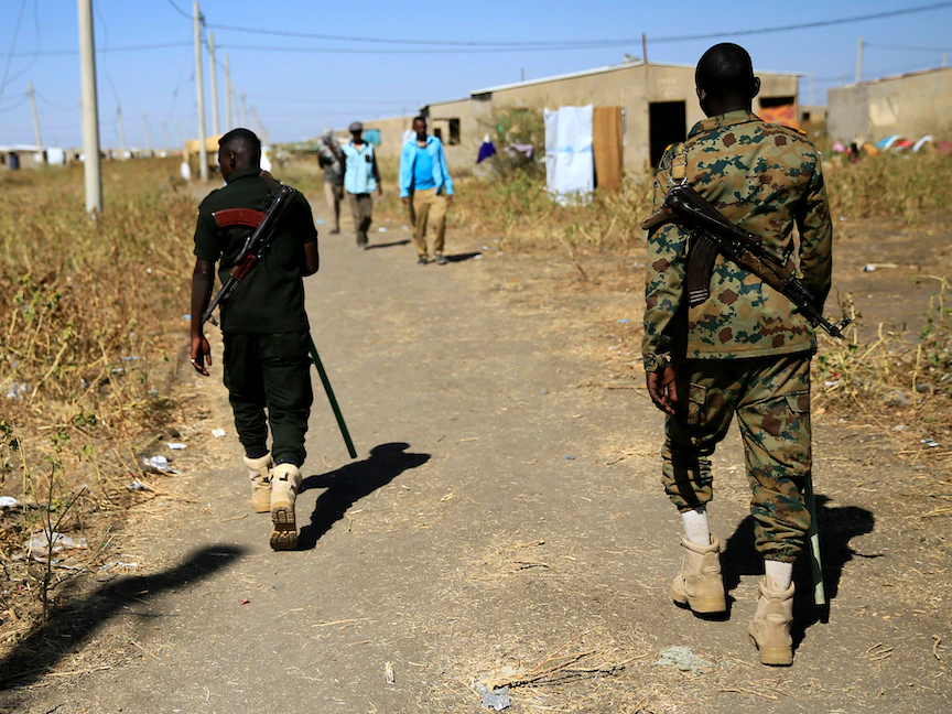 إثيوبيون يعبرون الحدود إلى السودان في منطقة الفشقة التي تشهد اشتباكات بين الجيش السوداني وميليشيات إثيوبية موالية لحكومة أديس أبابا - REUTERS