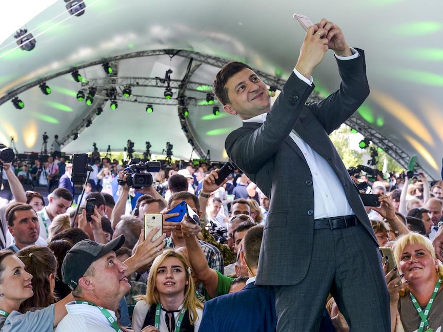 مسلسل من بطولة الرئيس الأوكراني.. سباق عالمي على شراء الحقوق 