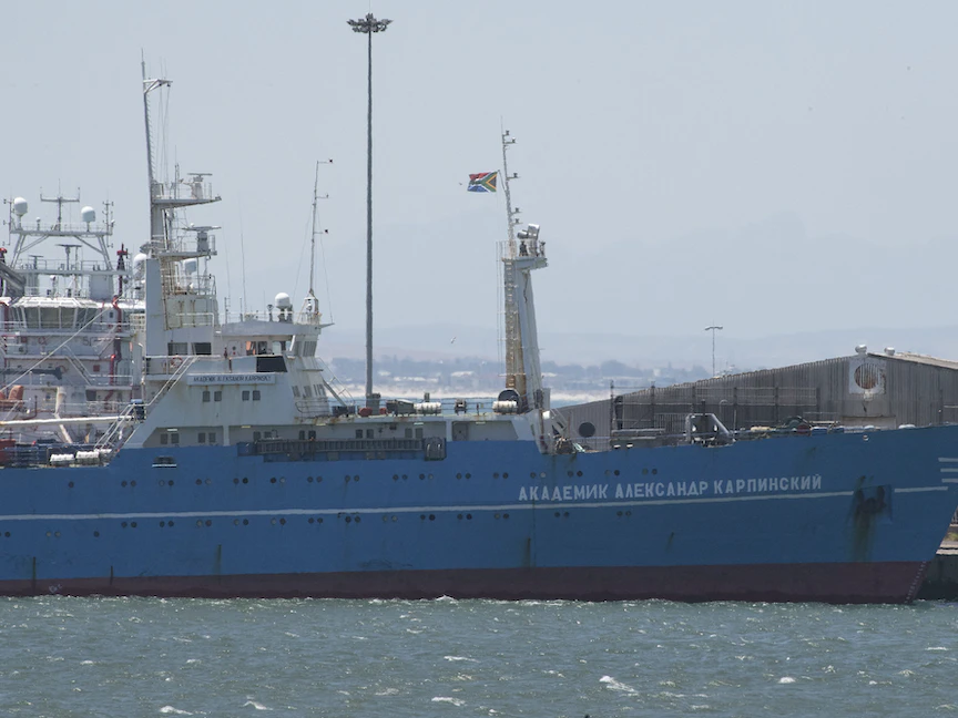 سفينة أكاديميك أليكسندر كاربينسكي الروسية في ميناء كيب تاون بجنوب إفريقيا. 29 يناير 2023 - AFP