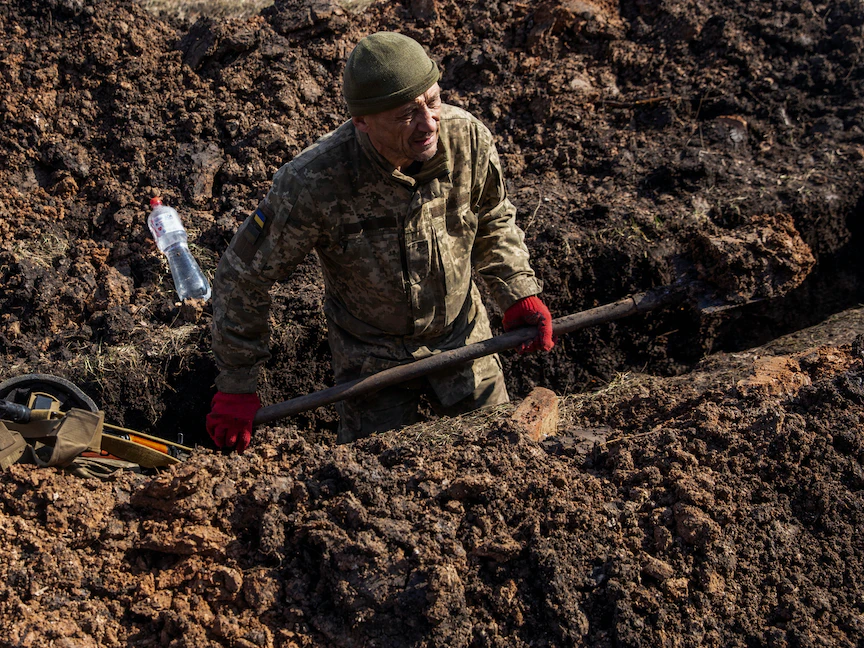 جندي أوكراني يحفر خندقاً خارج بلدة باخموت وسط استمرار الهجمات الروسية على منطقة دونيتسك. 4 مارس 2023 - REUTERS