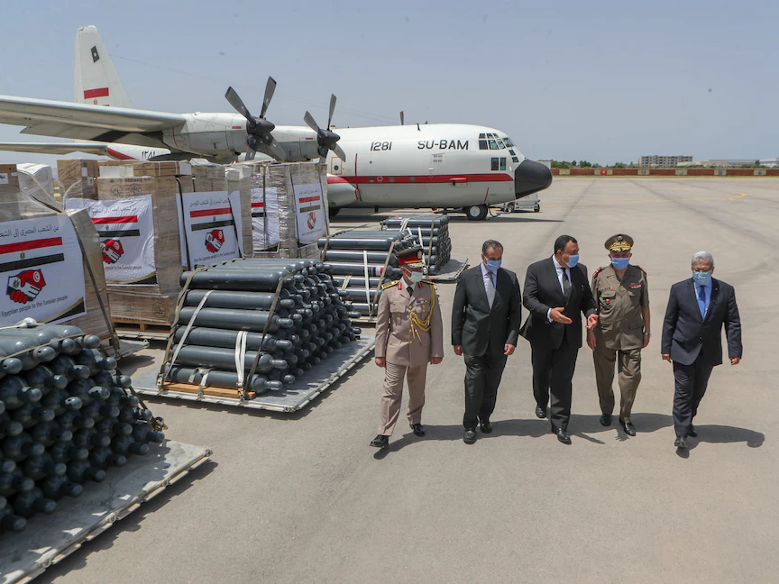 لحظة وصول مساعدات طبية من مصر إلى تونس ضمن مساعي السيطرة على تفشي جائحة كورونا - 10 يوليو 2021. - الرئاسة التونسية