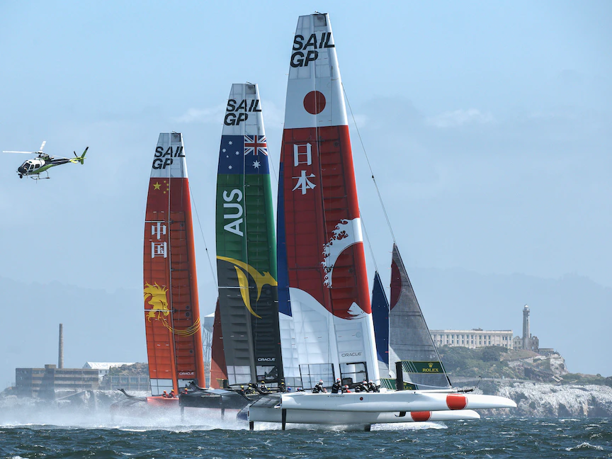 يخوت تحمل أعلام الصين وأستراليا واليابان تتدرب في سان فرانسيسكو في ولاية كاليفورنيا الأميركية قبل المشاركة في سباق دولي لليخوت. 30 أبريل 2019 - REUTERS