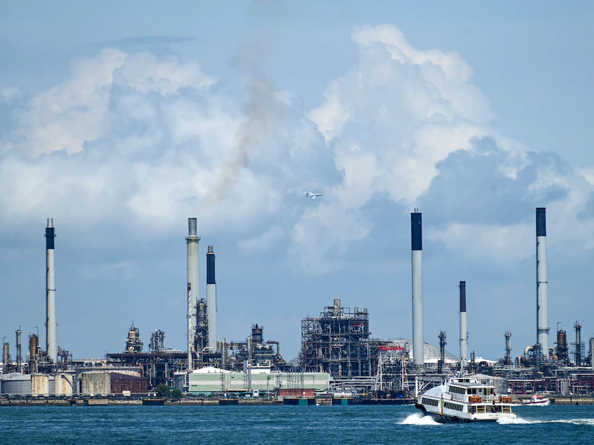 مصفاة نفط تابعة لشركة شل قبالة جزيرة بوكوم في سنغافورة - 14 يونيو 2021 - AFP