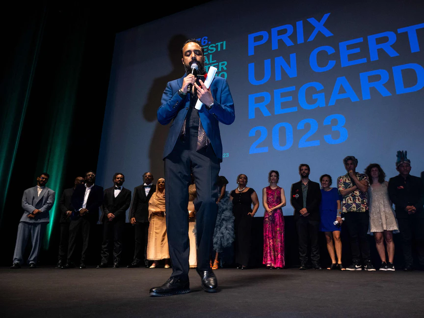 المخرج السينمائي السوداني محمد كردفاني يخاطب الجمهور بعد حصوله على "جائزة الحرية" عن فيلمه "وداعاً جوليا" ، في الدورة 76 من مهرجان كان السينمائي في فرنسا. 26 مايو 2023 - AFP