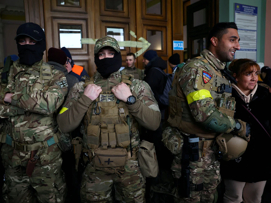 مقاتلون أجانب من المملكة المتحدة يستعدون للتوجه إلى جبهات القتال شرق أوكرانيا - 5 مارس 2022. - REUTERS