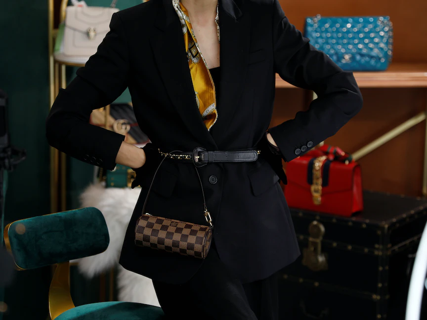 عرض حقيبة يد خلال جلسة بث مباشر لمنصة بيع السلع الفاخرة المستعملة "Plum" عقب تفشي فيروس كورونا في بكين الصين. 7 أكتوبر 2020 - REUTERS