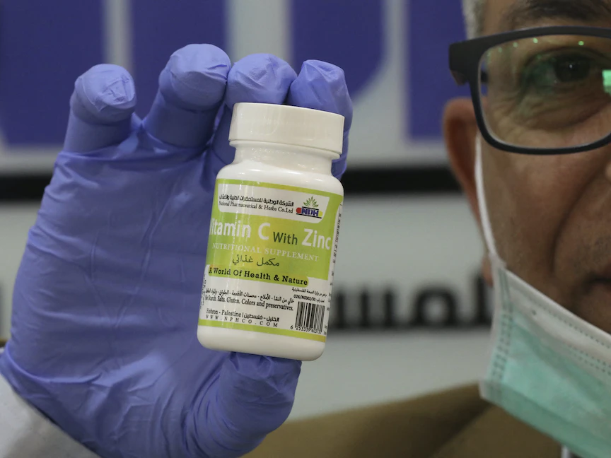 مكمل غذائي محضر من الزنك وفيتامين سي للمساعدة في تقوية مناعة الجسم ضد فيروس كورونا - AFP