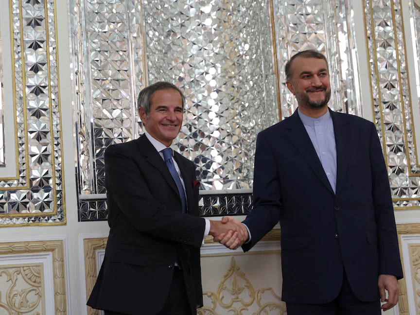 وزير الخارجية الإيراني حسين أمير عبد اللهيان خلال استقباله المدير العام للوكالة الدولية للطاقة الذرية رفاييل جروسي في طهران - 23 نوفمبر 2021. - REUTERS