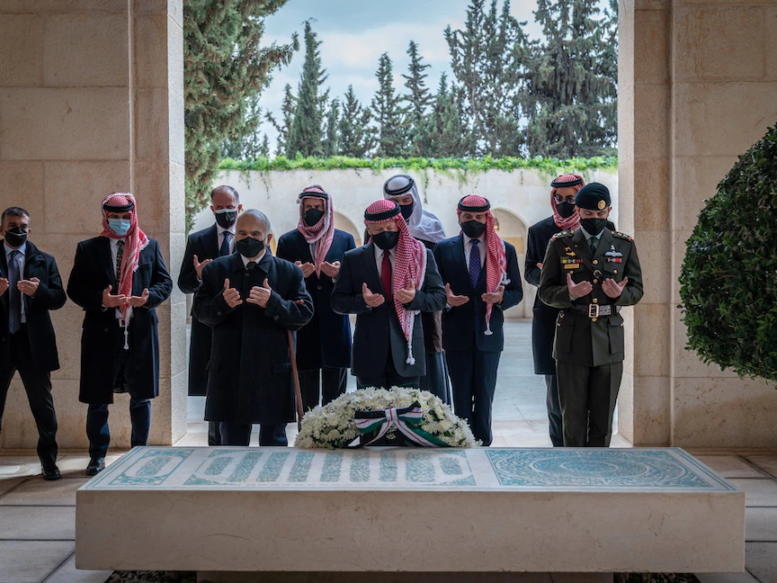 الملك عبدالله الثاني وولي العهد الأمير الحسين بن عبدالله، والأمراء الحسن بن طلال، وفيصل بن الحسين، وعلي بن الحسين، وحمزة بن الحسين، وهاشم بن الحسين، وطلال بن محمد، وغازي بن محمد، وراشد بن الحسن يقرأون الفاتحة على روح الملك الحسين - 11 أبريل 2021 - Twitter /@RHCJO