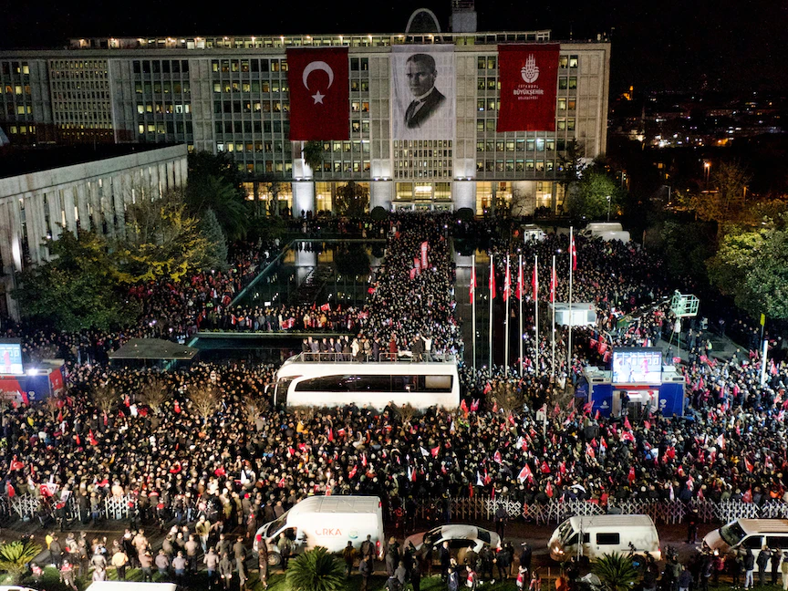 رئيس بلدية إسطنبول أكرم إمام أوغلو يخاطب مؤيديه أثناء تجمع للاحتجاج على حكم بسجنه. 14 ديسمبر 2022 - REUTERS