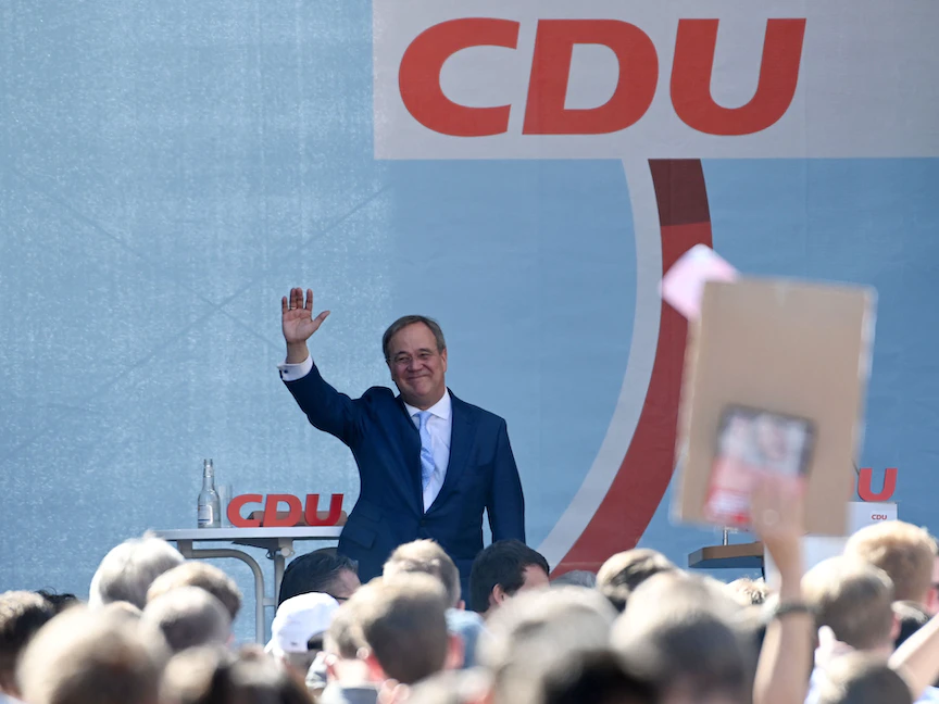 أرمين لاشيت زعيم الاتحاد الديمقراطي المسيحي والمرشح لمنصب المستشارية في ألمانيا يلوح لأنصاره خلال تجمع انتخابي في واريندورف - 18 سبتمبر 2021. - AFP