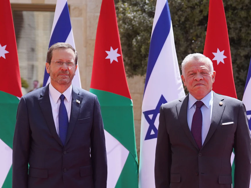 ملك الأردن عبد الله الثاني يستقبل الرئيس الإسرائيلي يسحاق هرتسوغ في عمان. 30 مارس 2022. - الديوان الملكي الأردني